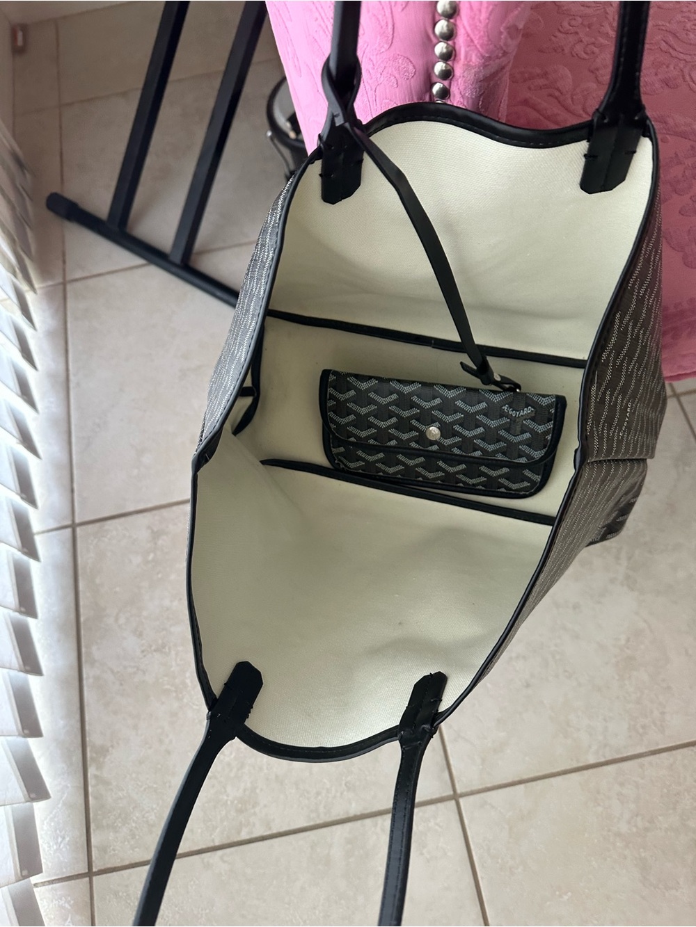 Classic Black Patterned Tote Bag - Stylish Everyday Carry - Picture 9 of 13